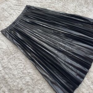 Black faux leather pleated Skirt